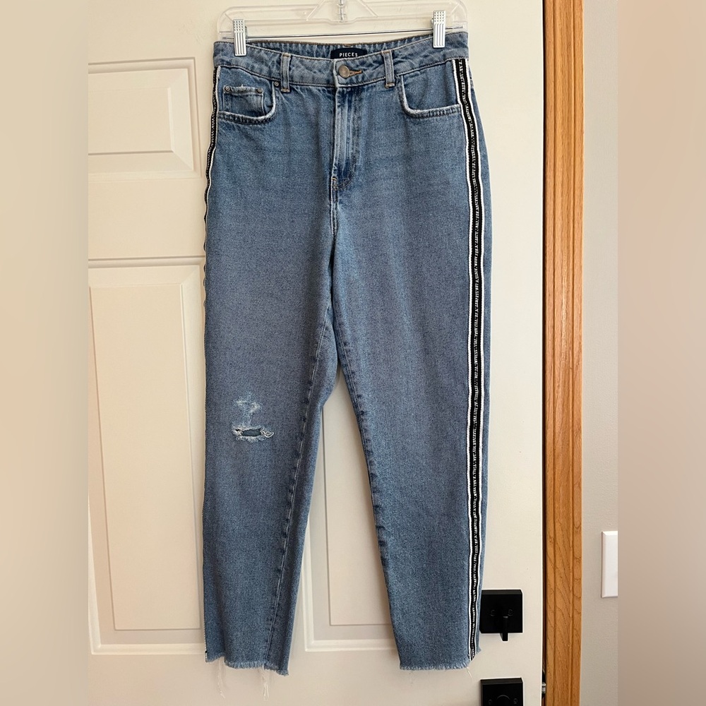 Women’s Pieces raw hem contemporary side trim denim jeans. Size medium
